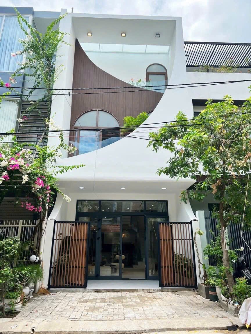 NHÀ PHỐ 110M², SHR, MẶT TIỀN 8M, SÂN Ô TÔ RỘNG, TIỆN KINH DOANH, 2.2 TỶ.